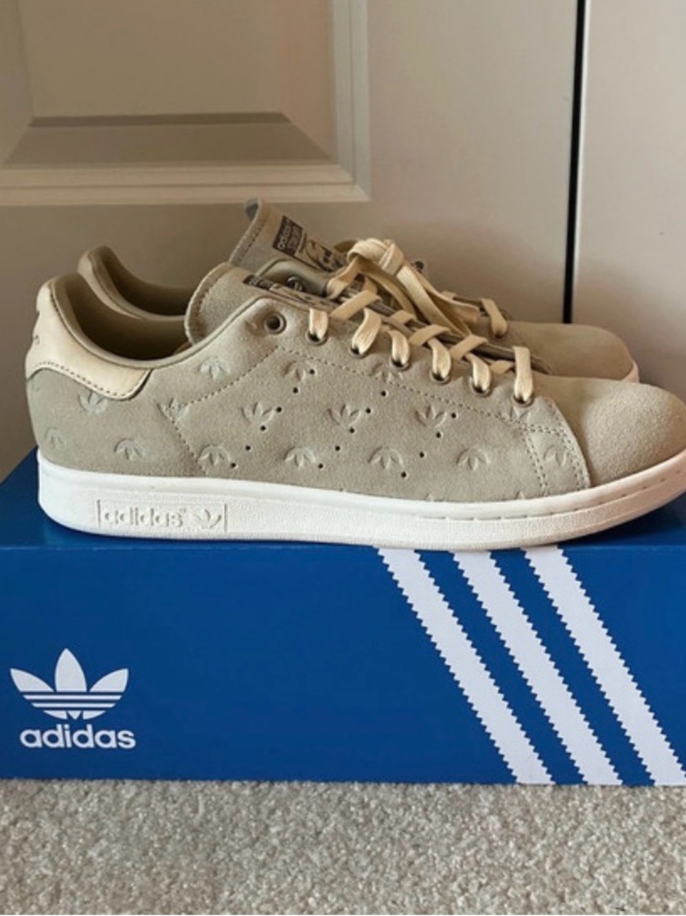 adidas Stan Smith Sneakers in Beige suede